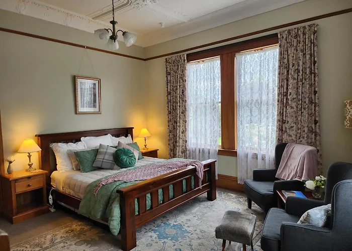 The Fern & Thistle Luxury Accommodation- Drinks, Hotpool, Sauna