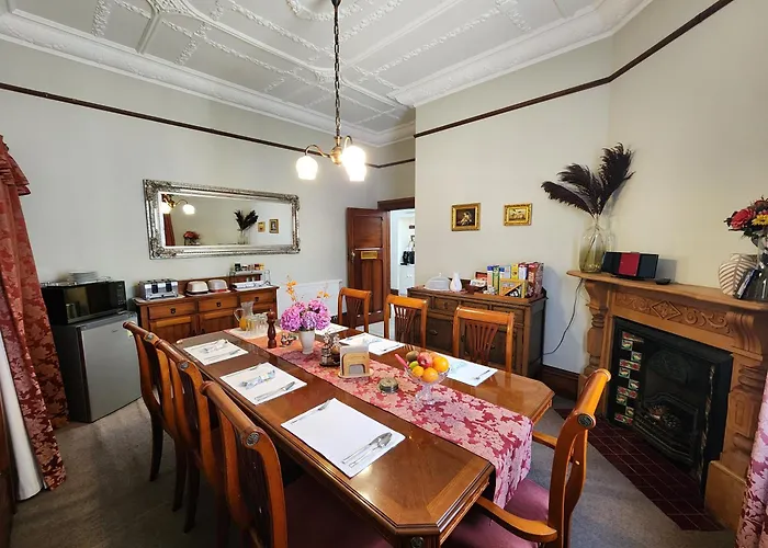 The Fern & Thistle Luxury Accommodation- Drinks, Hotpool, Sauna