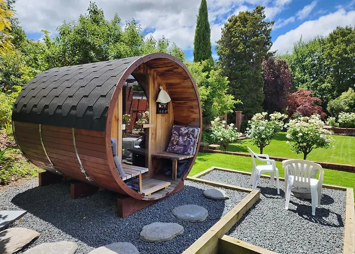 The Fern & Thistle Luxury Accommodation- Drinks, Hotpool, Sauna