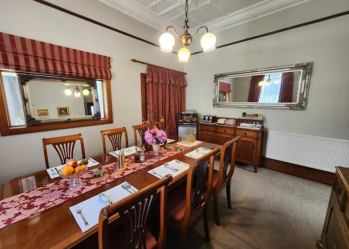 The Fern & Thistle Luxury Accommodation- Drinks, Hotpool, Sauna