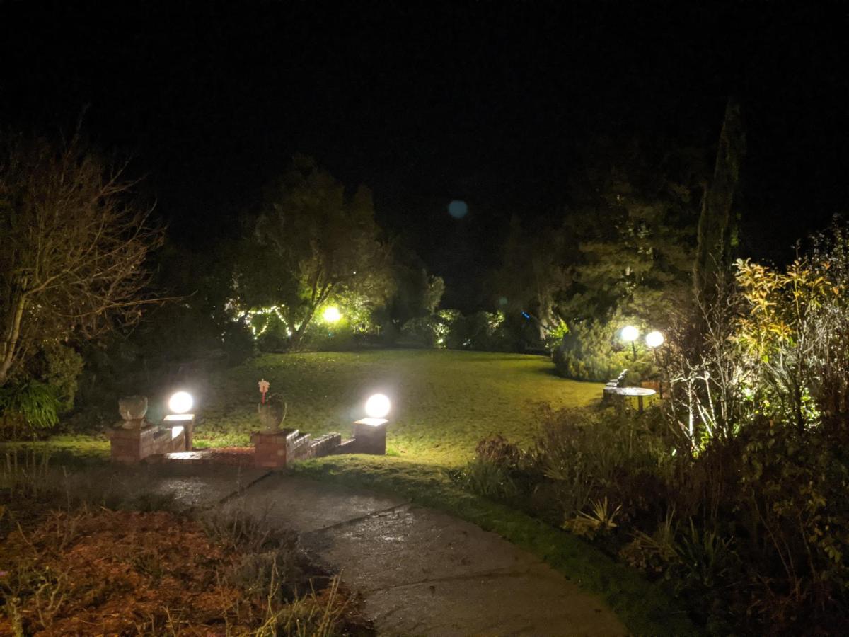 The Fern & Thistle Luxury Accommodation- Drinks, Hotpool, Sauna Balclutha