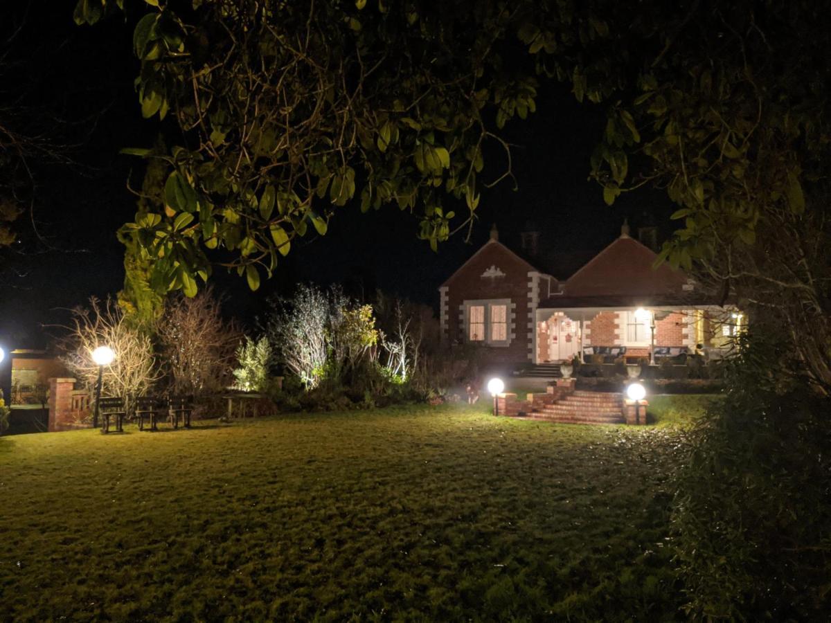 Homestay The Fern & Thistle Luxury Accommodation- Drinks, Hotpool, Sauna *