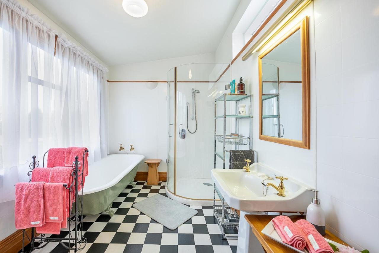 The Fern & Thistle Luxury Accommodation- Drinks, Hotpool, Sauna Homestay