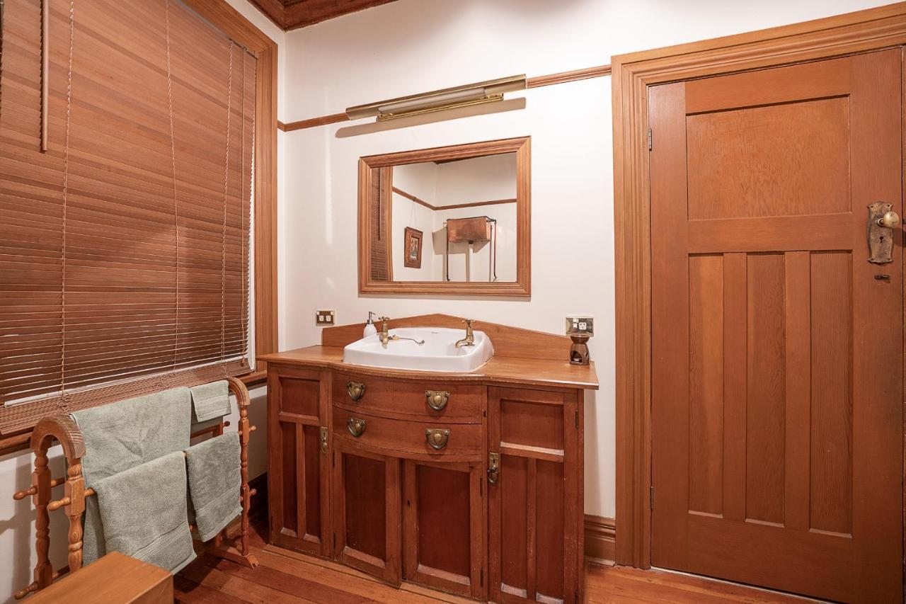 The Fern & Thistle Luxury Accommodation- Drinks, Hotpool, Sauna