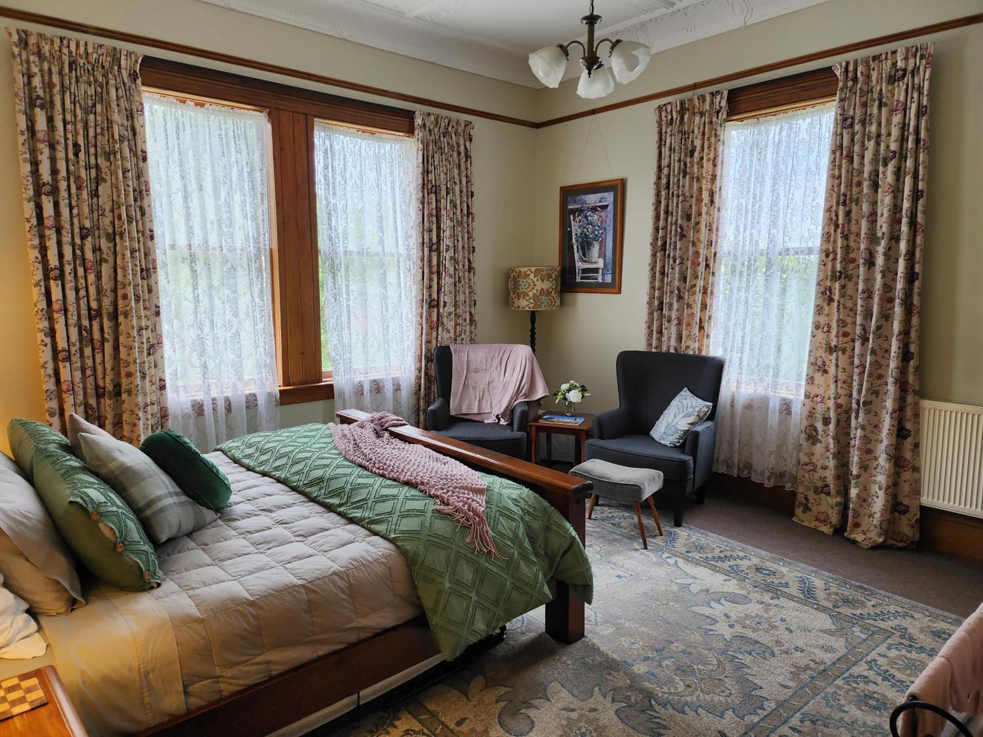 The Fern & Thistle Luxury Accommodation- Drinks, Hotpool, Sauna Homestay *