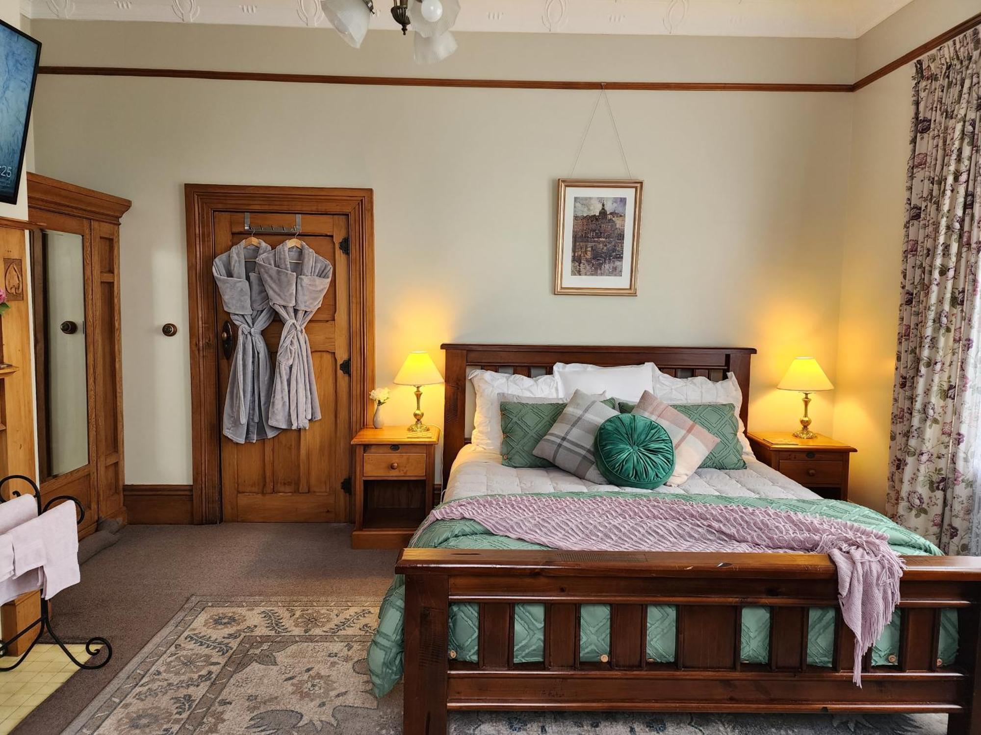 The Fern & Thistle Luxury Accommodation- Drinks, Hotpool, Sauna