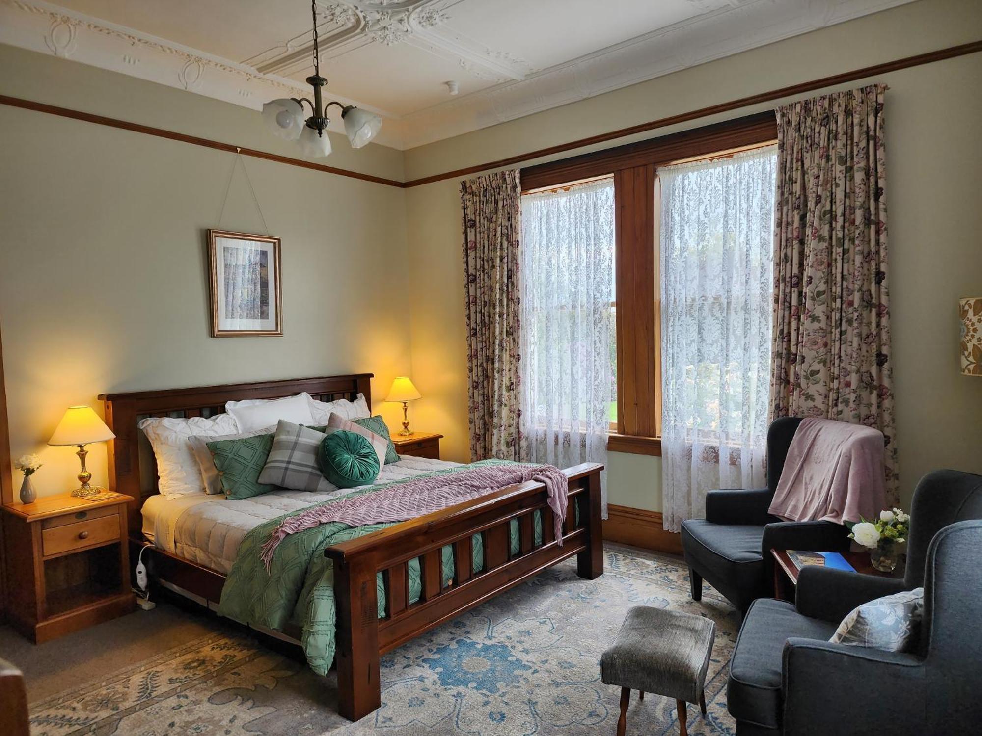 The Fern & Thistle Luxury Accommodation- Drinks, Hotpool, Sauna Homestay Balclutha