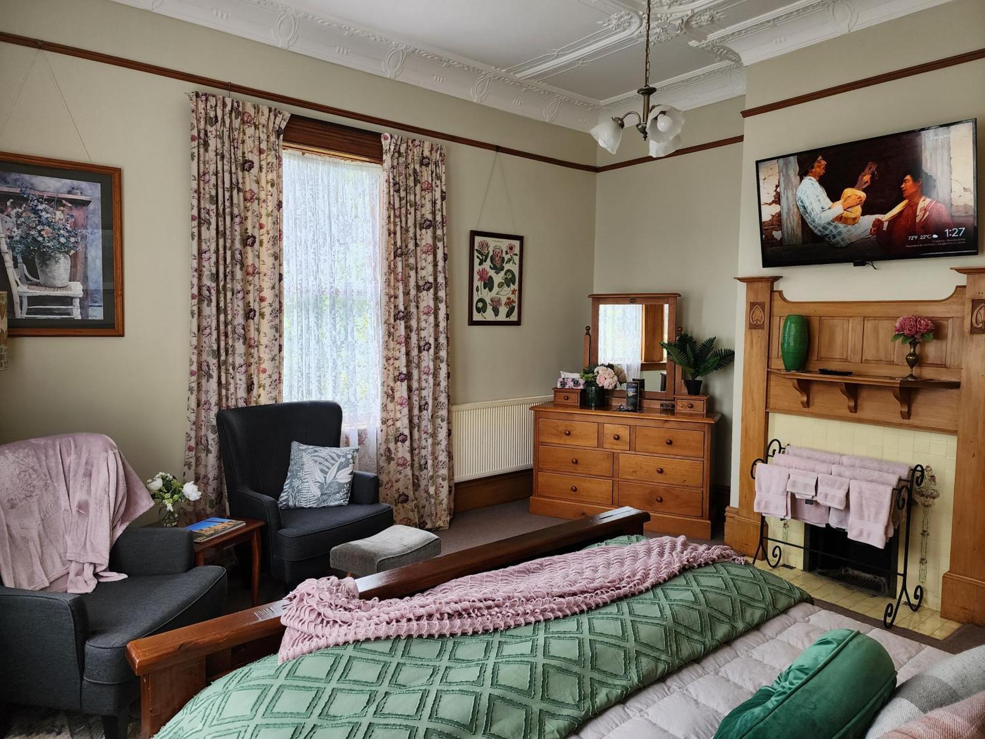 The Fern & Thistle Luxury Accommodation- Drinks, Hotpool, Sauna * Balclutha