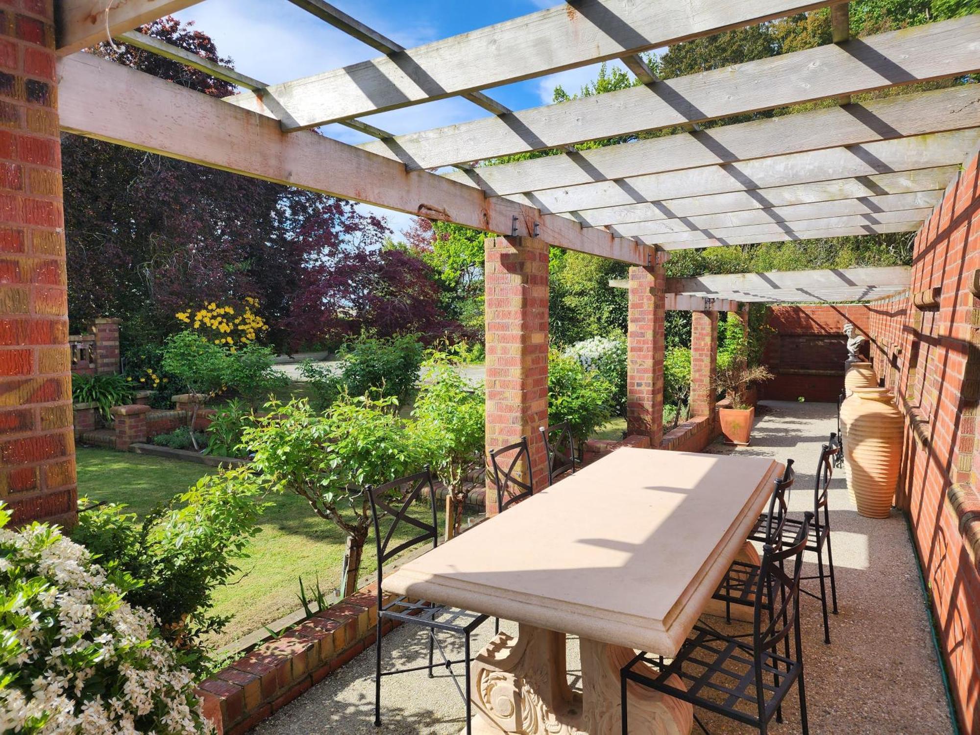 The Fern & Thistle Luxury Accommodation- Drinks, Hotpool, Sauna Homestay *