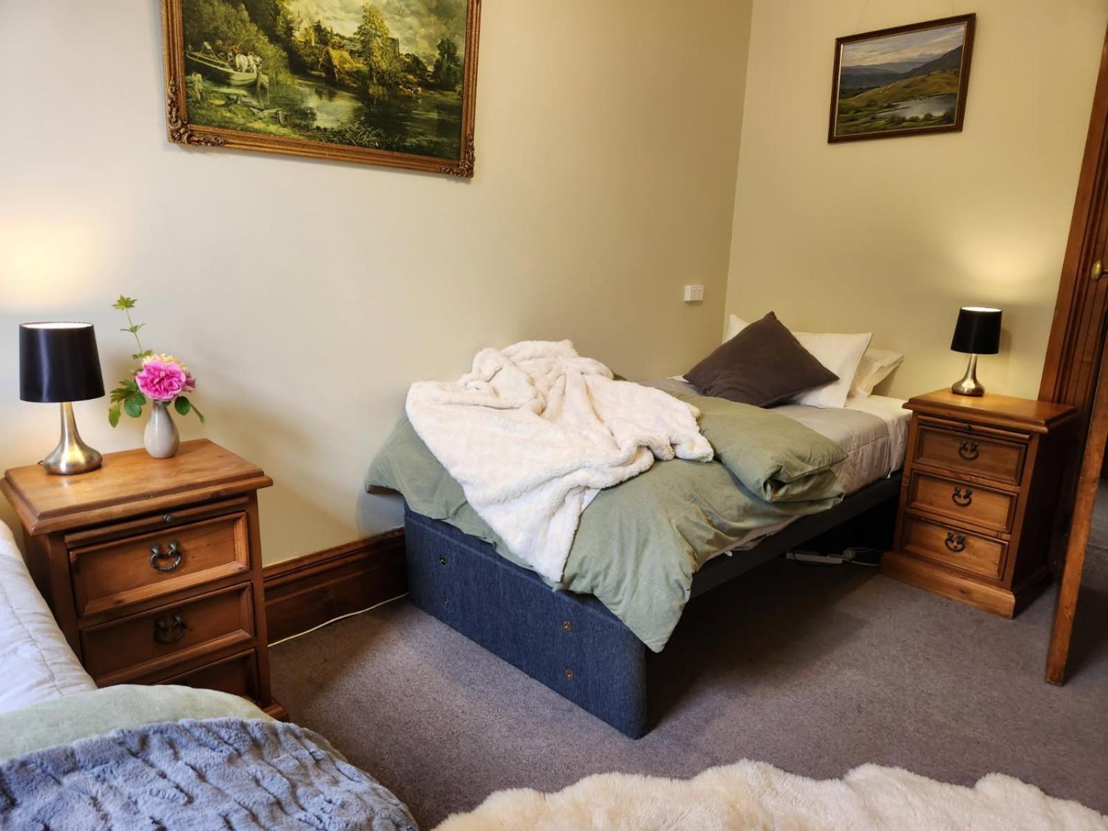 Homestay The Fern & Thistle Luxury Accommodation- Drinks, Hotpool, Sauna *