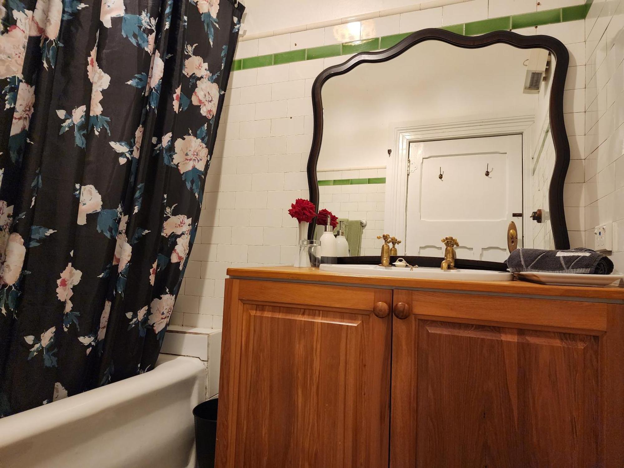 Homestay The Fern & Thistle Luxury Accommodation- Drinks, Hotpool, Sauna Balclutha