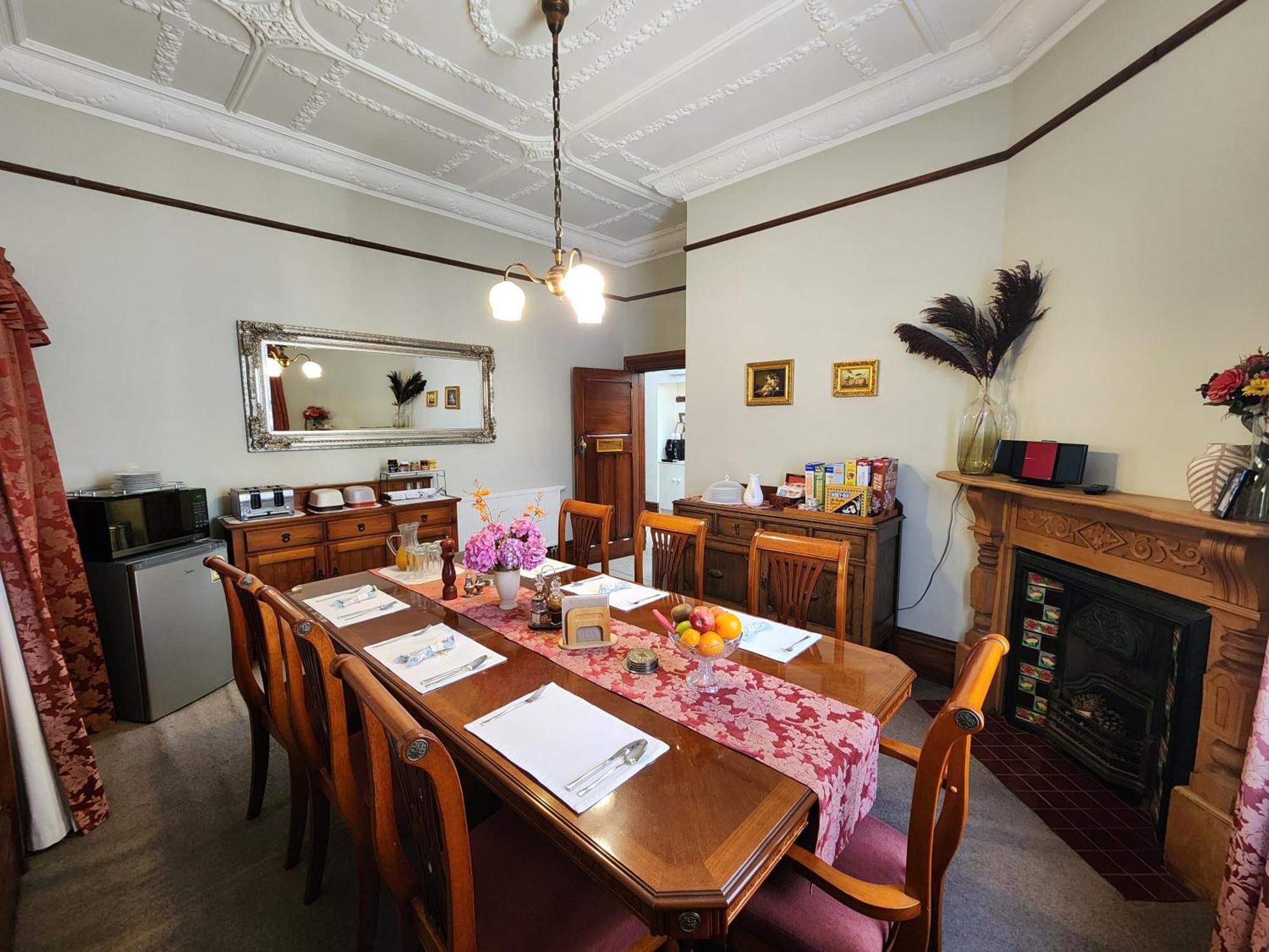 Homestay The Fern & Thistle Luxury Accommodation- Drinks, Hotpool, Sauna Balclutha