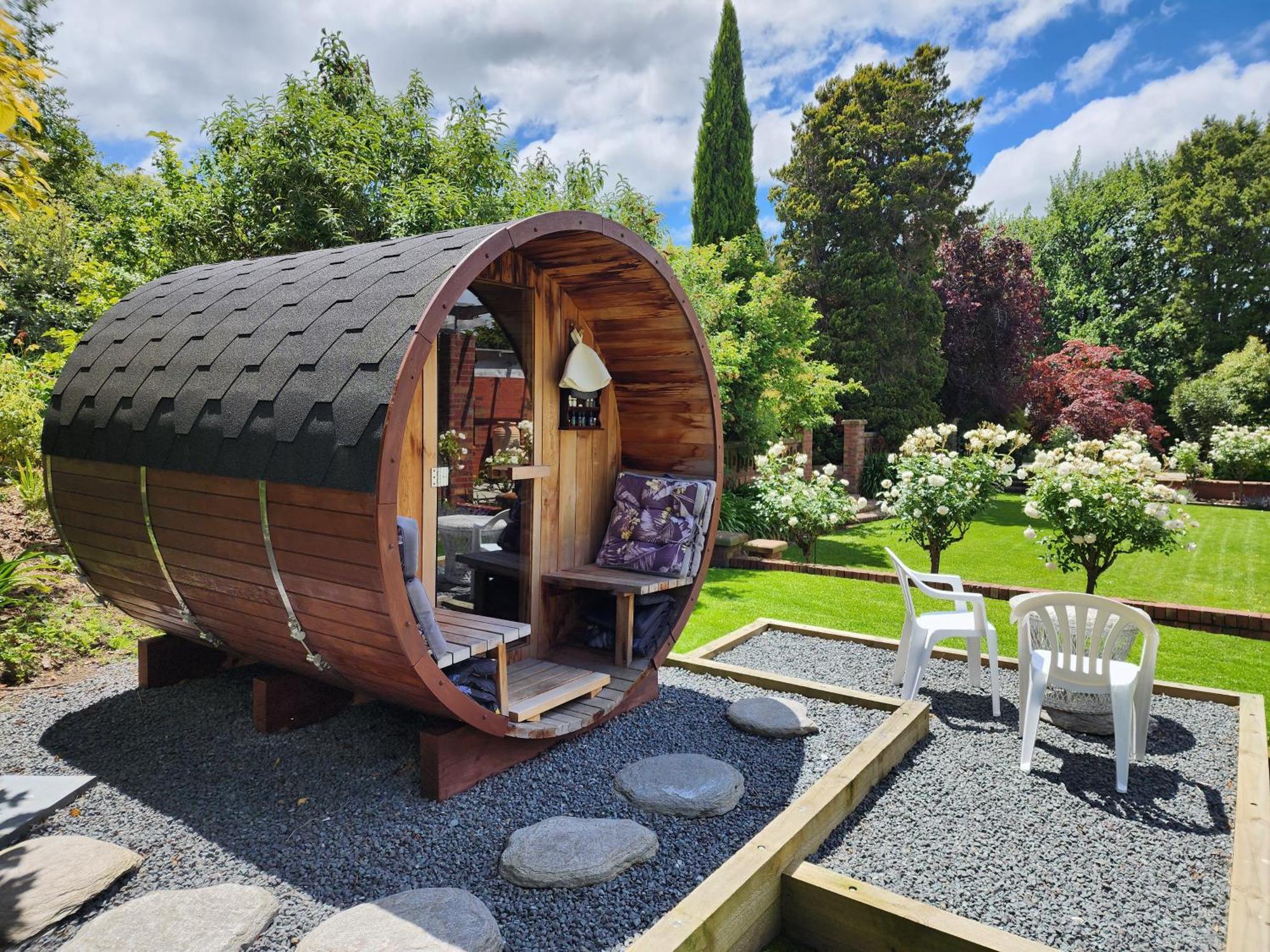 The Fern & Thistle Luxury Accommodation- Drinks, Hotpool, Sauna Homestay *