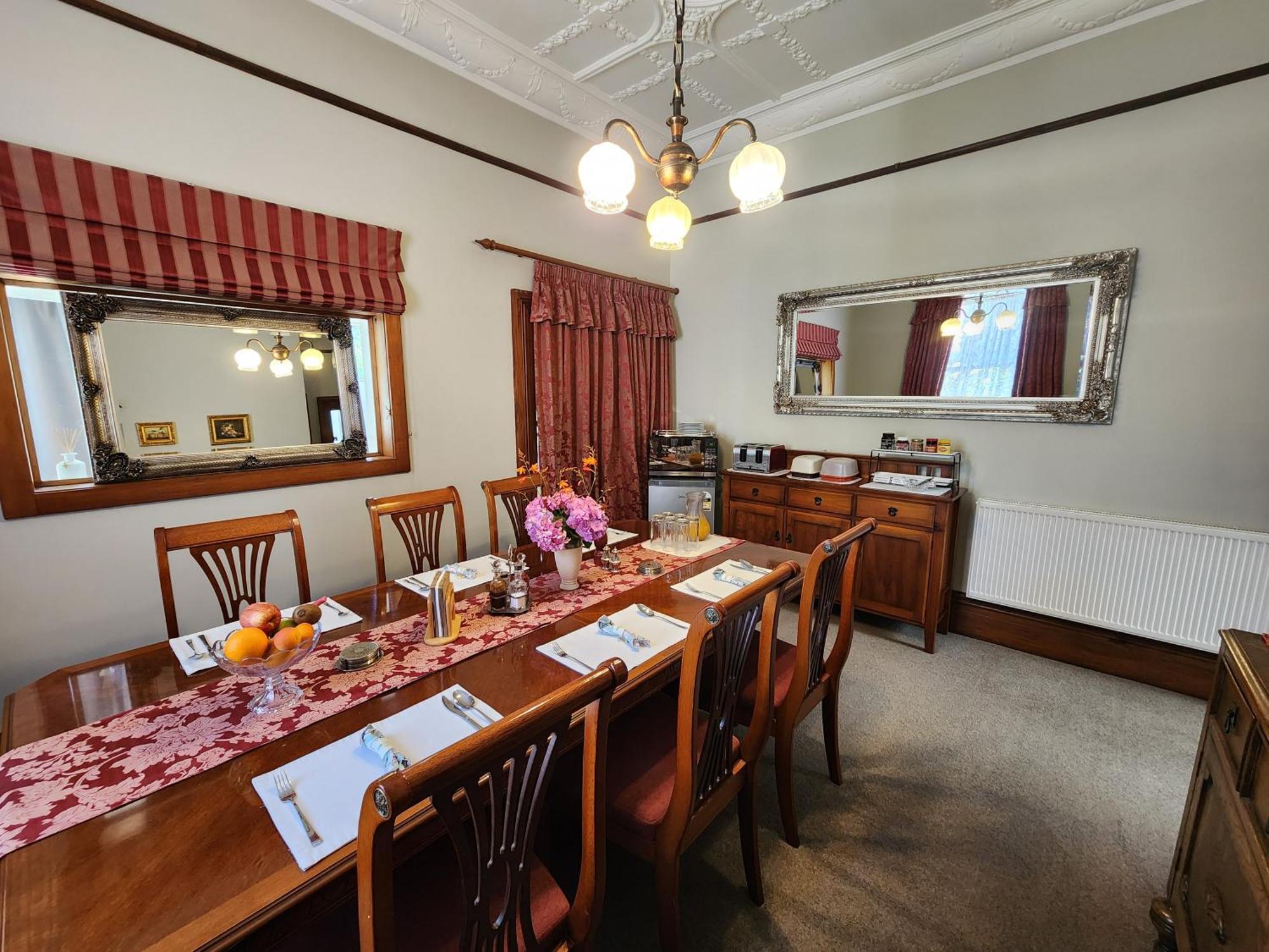 The Fern & Thistle Luxury Accommodation- Drinks, Hotpool, Sauna